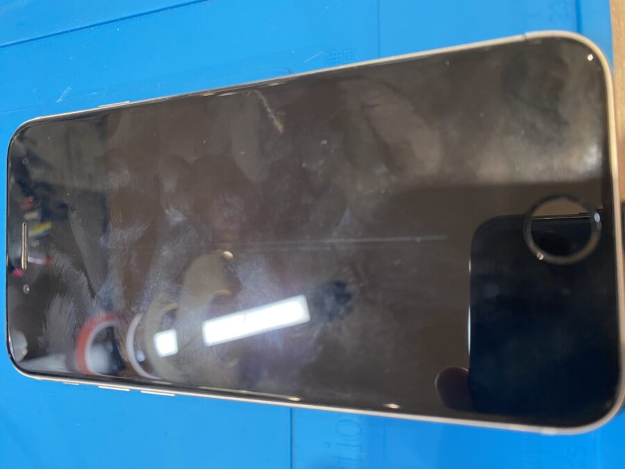 画面が何も見えないiPhoneSE(アイフォンエスイー)の修理を行いました!【スマホ修理工房仙台PARCO2店】